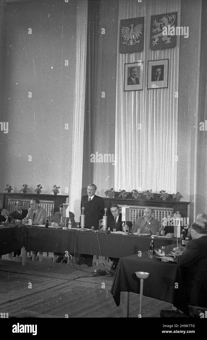 Warszawa, 1948-08-04. Otwarcie obrad II sesji Rady Wspó³pracy Gospodarczej Polsko-Czechos³owackiej w sali konferencyjnej Ministerstwa ¯eglugi. Delegacja czechos³owacka, której przewodniczy³ Ministro handlu zagranicznego dr Antoni Gregor, przebywa³a w Polsce w pierwszej po³owie sierpnia. Goœcie z Czechos³owacji oprócz udzia³u w obradach Rady Wspó³pracy Gospodarczej zwiedzili tak¿e Wystawê Ziem Odzyskanych noi Wroc³awiu. NZ. Przemawia ministro przemys³u i handlu Hilary MiNC. Za sto³em prezydialnym siedz¹: Wiceminister przemys³u i handlu Eugeniusz Szyr (2L), prezes Centralnego Urzêdu Planowania Ta Foto Stock