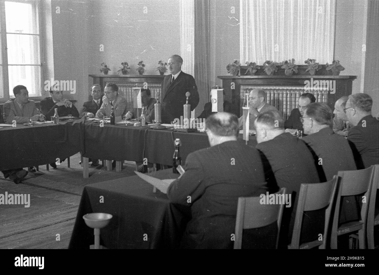 Warszawa, 1948-08-04. Otwarcie obrad II sesji Rady Wspó³pracy Gospodarczej Polsko-Czechos³owackiej w sali konferencyjnej Ministerstwa ¯eglugi. Delegacja czechos³owacka, której przewodniczy³ Ministro handlu zagranicznego dr Antoni Gregor, przebywa³a w Polsce w pierwszej po³owie sierpnia. Goœcie z Czechos³owacji oprócz udzia³u w obradach Rady Wspó³pracy Gospodarczej zwiedzili tak¿e Wystawê Ziem Odzyskanych noi Wroc³awiu. NZ. Przemawia ministro przemys³u i handlu Hilary MiNC. Za sto³em prezydialnym siedz¹: Wiceminister przemys³u i handlu Eugeniusz Szyr (4L), prezes Centralnego Urzêdu Planowania Ta Foto Stock