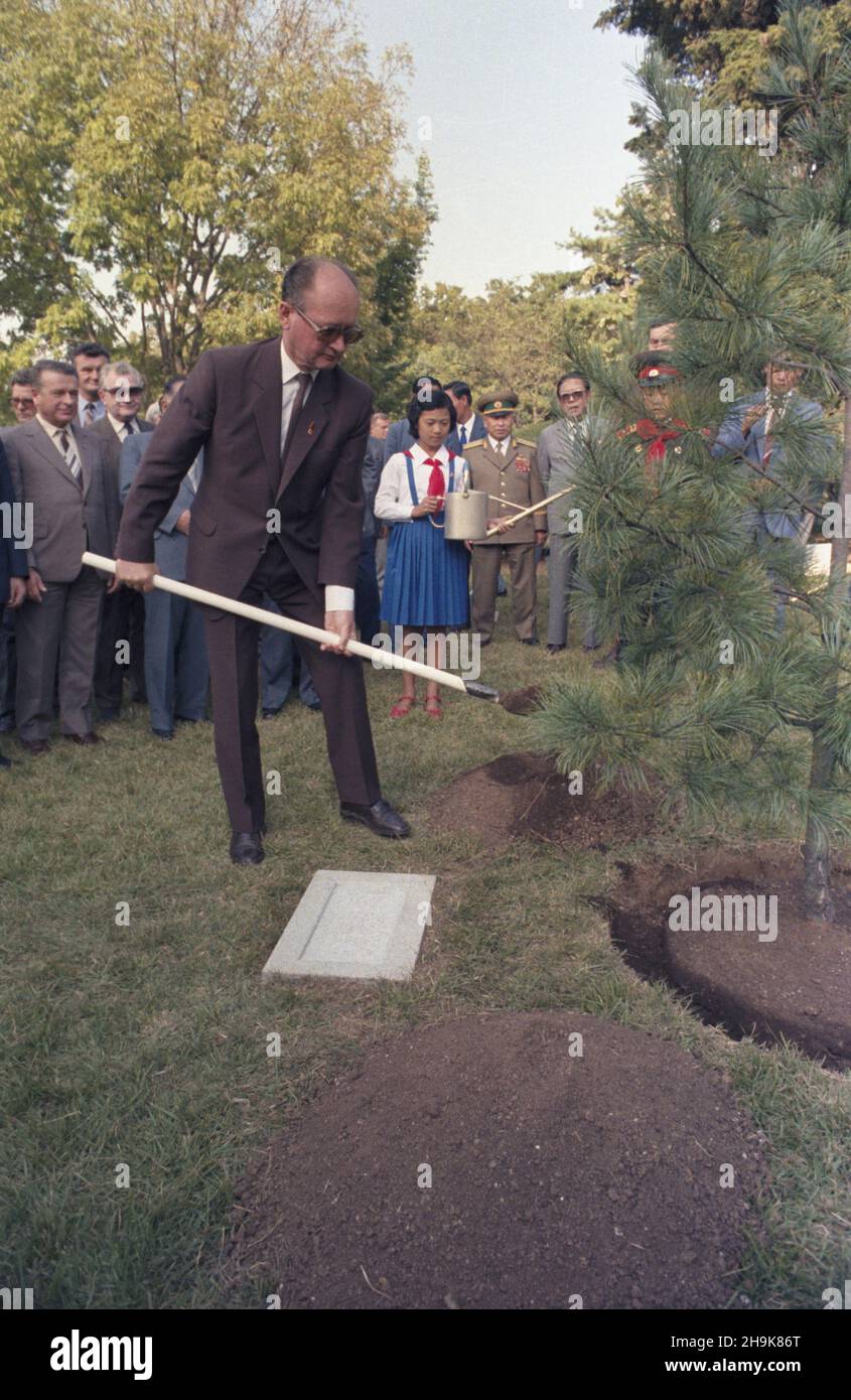 Corea Pó³nocna Mangyongdae 26.09.1986. Wizyta i sekretarza KC PZPR i przewodnicz¹cego Rady Pañstwa genera³a Wojciecha Jaruzelskiego w Koreañskiej Republice Ludowo- Demokratycznej (24-28.09). NZ. Wojciech Jaruzelski sadzi drzewko pamiêci w miejscu urodzenia przywódcy Kori Kim IR Sena. W g³êbi m.in. z lewej ministro spraw wewnêtrznych Polski Czes³aw Kiszczak. msa PAP/Jan Morek Corea del Nord Mangyongdae 26 settembre 1986. Il primo segretario del Comitato Centrale del Partito dei lavoratori Unite (KC PZPR) e il presidente del Consiglio di Stato generale Wojciech Jaruzelski effettua una visita al Foto Stock