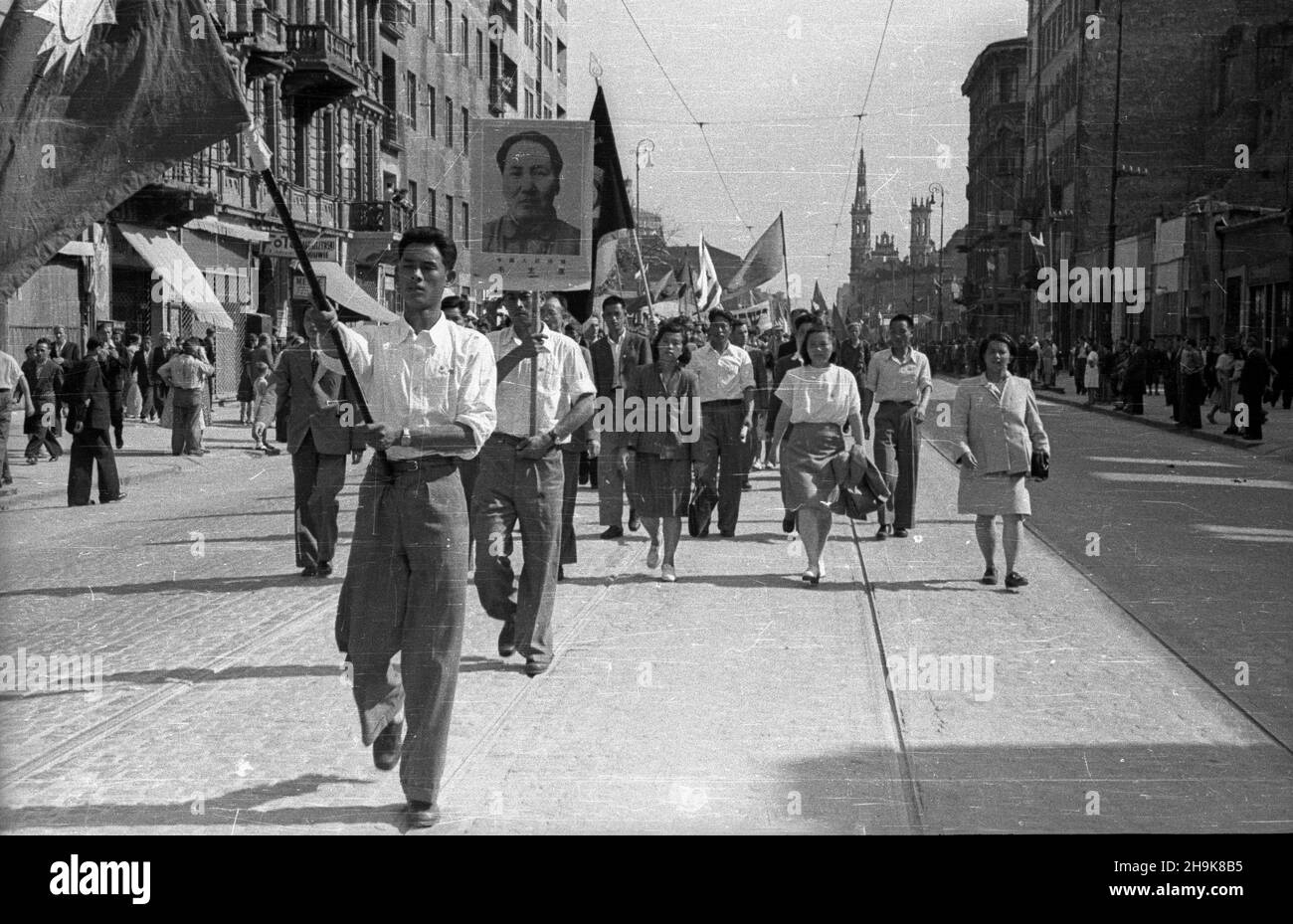 Warszawa, 1948-08-08. W dniach 8-14 sierpnia odbywa³a siê Miêdzynarodowa Konferencja M³odzie¿y Pracuj¹cej, z udzia³em kilku tysiêcy delegatów, w tym 500 goœci z zagranicy, z 46 pañstw. Konferencjê rozpocz¹³ pochód m³odzie¿y ulicami stolicy. NZ. Delegaci z Chin w pochodzie na ulicy Marsza³kowskiej. W g³êbi Wie¿e koœcio³a pw. Najœwiêtszego Zbawiciela przy pl. PAP. pw Zbawiciela Varsavia, 8 agosto 1948. La Conferenza internazionale della gioventù di lavoro si è tenuta l'8-14 agosto. Vi hanno partecipato diverse migliaia di persone, tra cui 500 ospiti stranieri in rappresentanza di 46 paesi. La conferenza è iniziata con Foto Stock