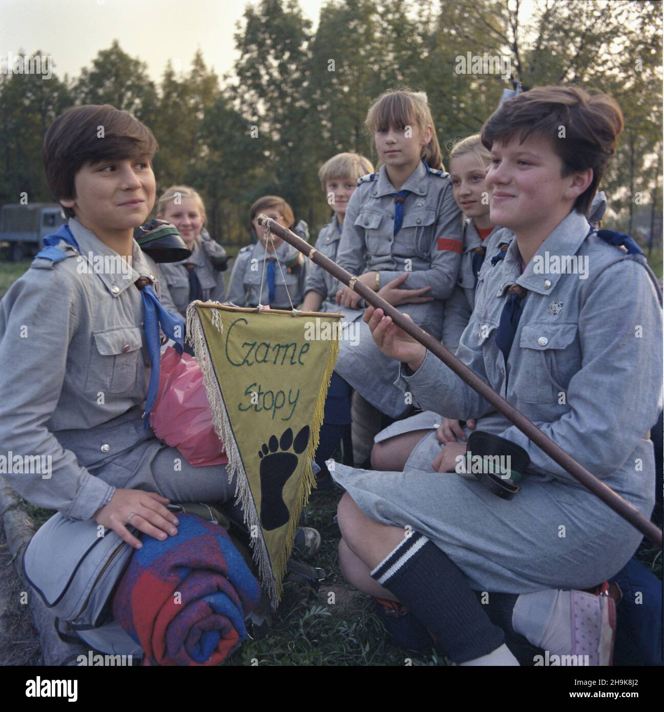 Kraków 26.09.1986. W dniach 26-28 wrzeœnia odby³ siê zlot harcerzy z okazji obchodów 75-lecia Harcerstwa Krakowskiego (Chor¹gwi Krakowskiej Zwi¹zku Harcerstwa Polskiego). NZ. Harcerki ze szczepu Czarne Stopy na terenie miasteczka zlotowego w Czy¿ynach. msa PAP/Jerzy Ochoñski Cracovia 26 Settembre 1986. Un raduno scout che segna il 75° anniversario del gruppo Cracow dell'Associazione scoutistica polacca. Nella foto: Scouts ragazza dalla truppa dei piedi neri in un campo nella località di Czyzyny. msa PAP/Jerzy Ochonski Foto Stock