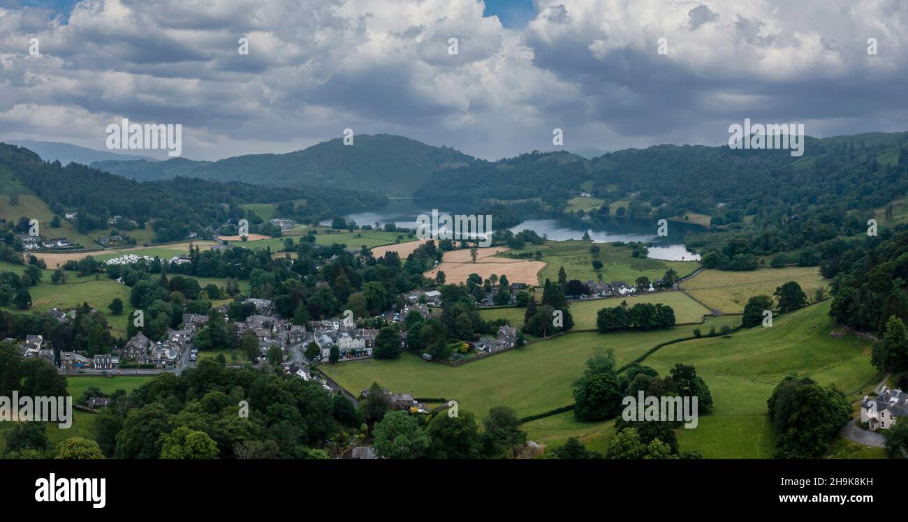 vista panoramica del villaggio di grasmere e del lago verso sud Foto Stock