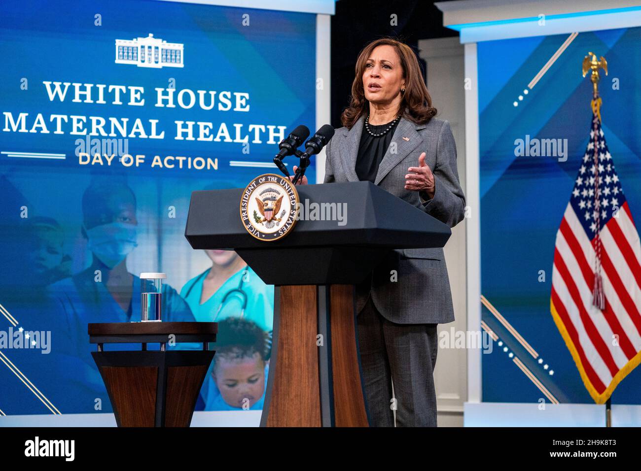 Il Vice Presidente Kamala Harris ha commentato la Giornata della Salute materna della Casa Bianca durante un evento presso il South Court Auditorium nel campus della Casa Bianca a Washington, DC, USA, 07 dicembre 2021. Il vice presidente Harris ha lanciato un appello a livello nazionale al settore pubblico e privato per aiutare a migliorare i risultati della salute materna negli Stati Uniti.Credit: Shawn Thew/Pool tramite CNP /MediaPunch Foto Stock