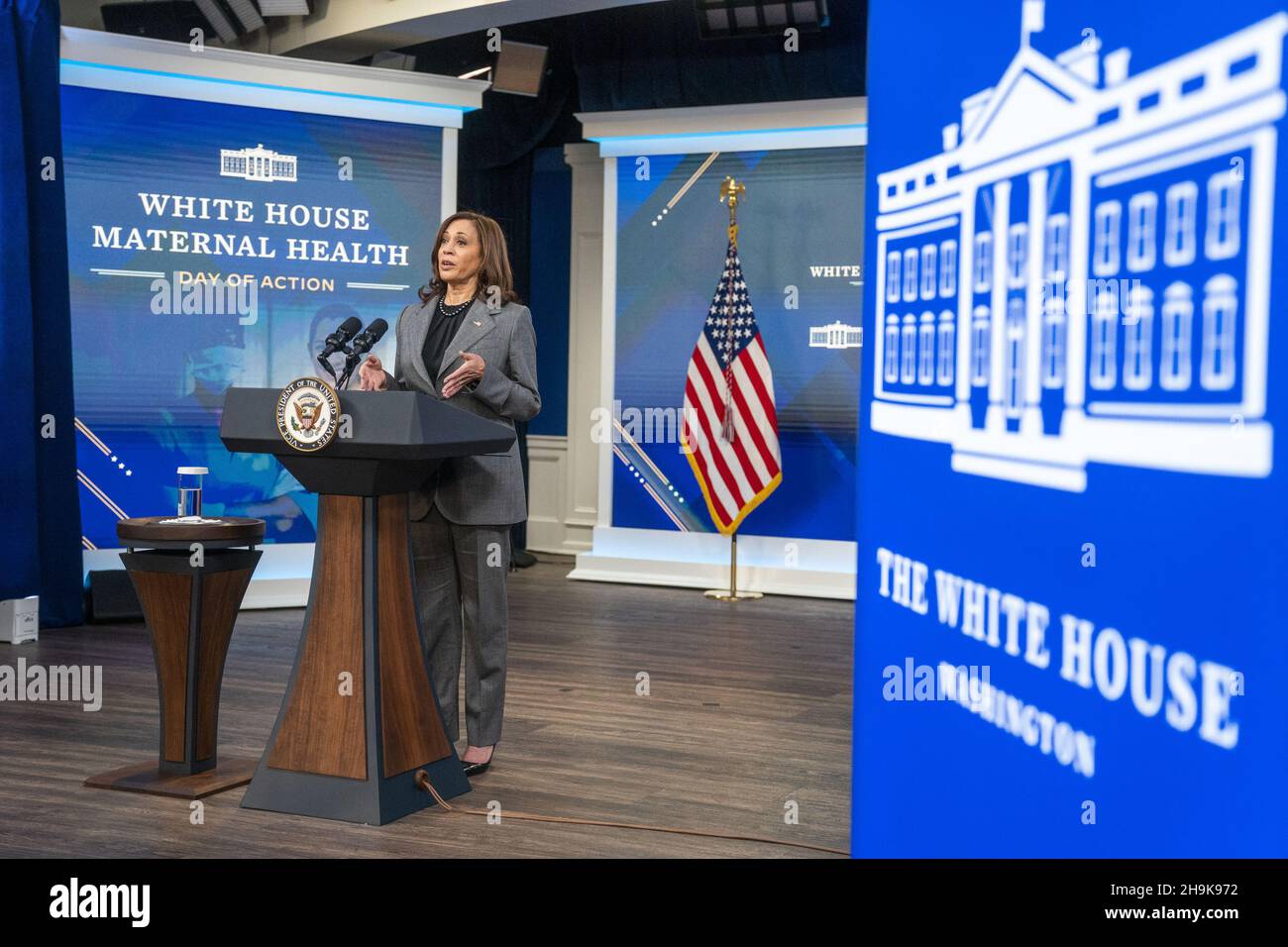 Washington, Stati Uniti. 7 dicembre 2021. Il Vice Presidente Kamala Harris ha commentato la Giornata della Salute materna della Casa Bianca durante un evento presso il South Court Auditorium nel campus della Casa Bianca a Washington, DC il 7 dicembre 2021. Il vice presidente Harris ha lanciato un appello a livello nazionale al settore pubblico e privato per contribuire a migliorare i risultati della salute materna negli Stati Uniti. Foto di Shawn Thew/UPI Credit: UPI/Alamy Live News Foto Stock