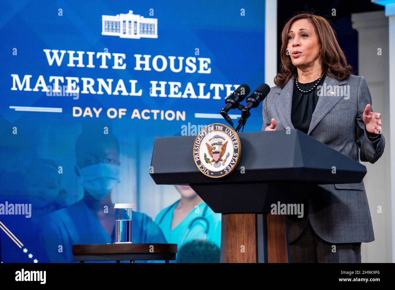 Il Vice Presidente Kamala Harris ha commentato la Giornata della Salute materna della Casa Bianca durante un evento presso il South Court Auditorium nel campus della Casa Bianca a Washington, DC, USA, 07 dicembre 2021. Il vice presidente Harris ha lanciato un appello a livello nazionale al settore pubblico e privato per aiutare a migliorare i risultati della salute materna negli Stati Uniti.Credit: Shawn Thew/Pool tramite CNP /MediaPunch Foto Stock