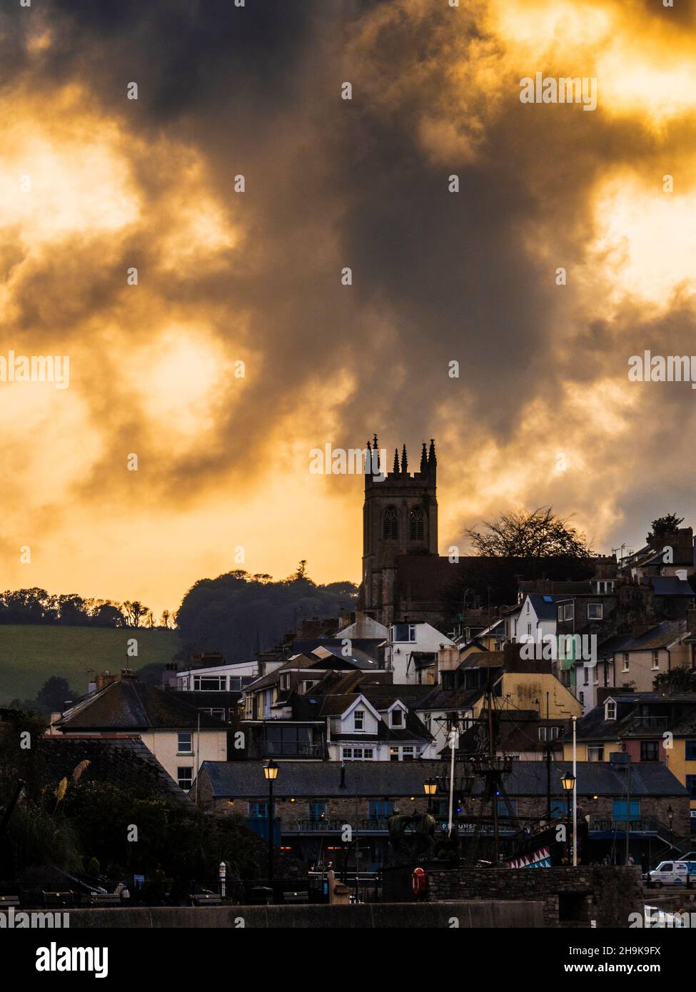 Un drammatico tramonto tempestoso sulla Chiesa di tutti i Santi a Brixham, Devon. Foto Stock