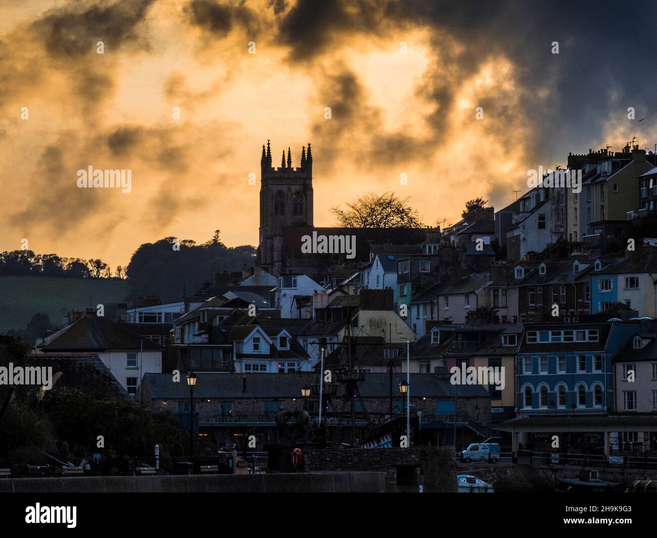 Un drammatico tramonto tempestoso sulla Chiesa di tutti i Santi a Brixham, Devon. Foto Stock