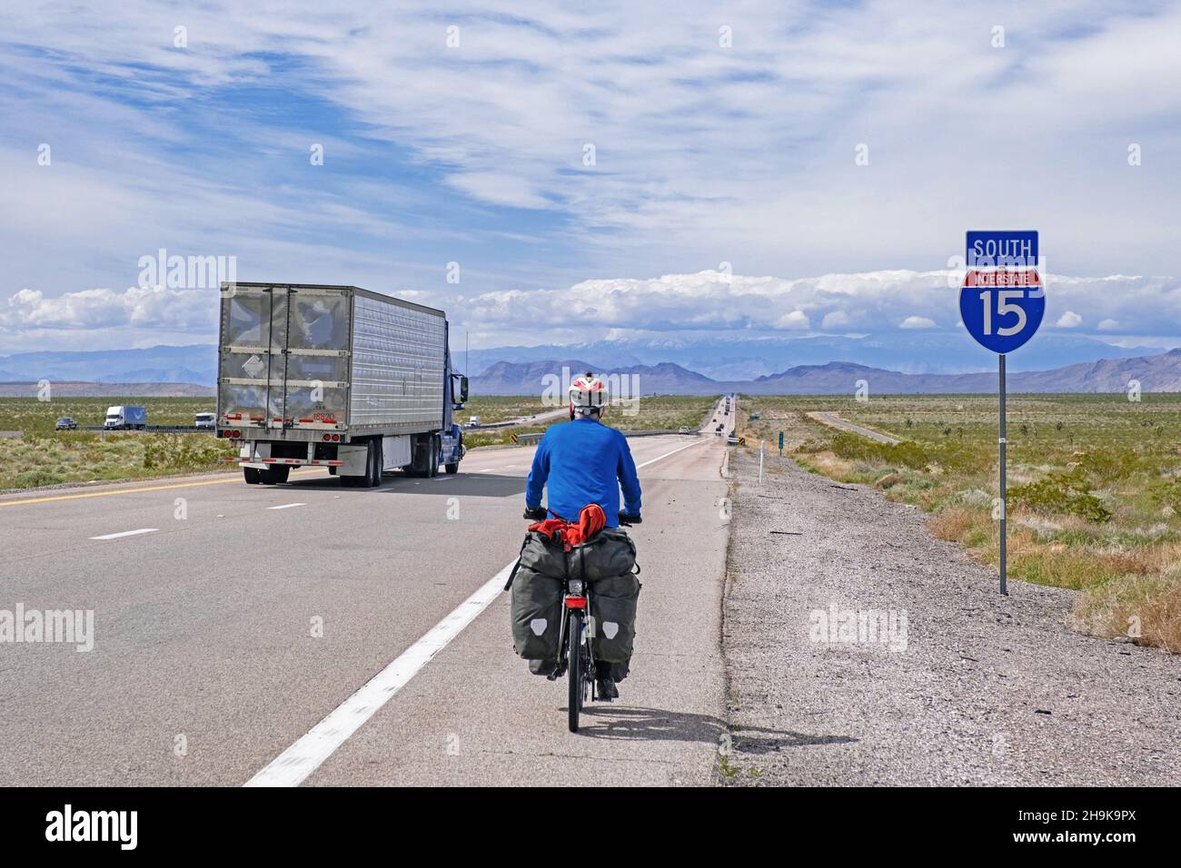 Tour solitario in bicicletta lungo l'Interstate 15 / i-15 attraverso la contea di Mohave in Arizona e in direzione di Las Vegas, Stati Uniti, USA. Foto Stock