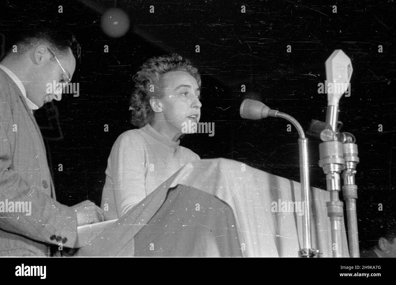 Warszawa, 1948-08-09. Miêdzynarodowa Konferencja M³odzie¿y Pracuj¹cej, 8-14 sierpnia. NZ. Obrady w siedzibie Zwi¹zku Nauczycielstwa Polskiego przy ulicy Smulikowskiego. ka PAP Varsavia, 09 agosto 1948. La Conferenza Internazionale della Gioventù lavorante, 8-14 agosto. Discussioni nella sede dell'Unione degli insegnanti polacchi su Smulikowskiego Street. ka PAP Foto Stock