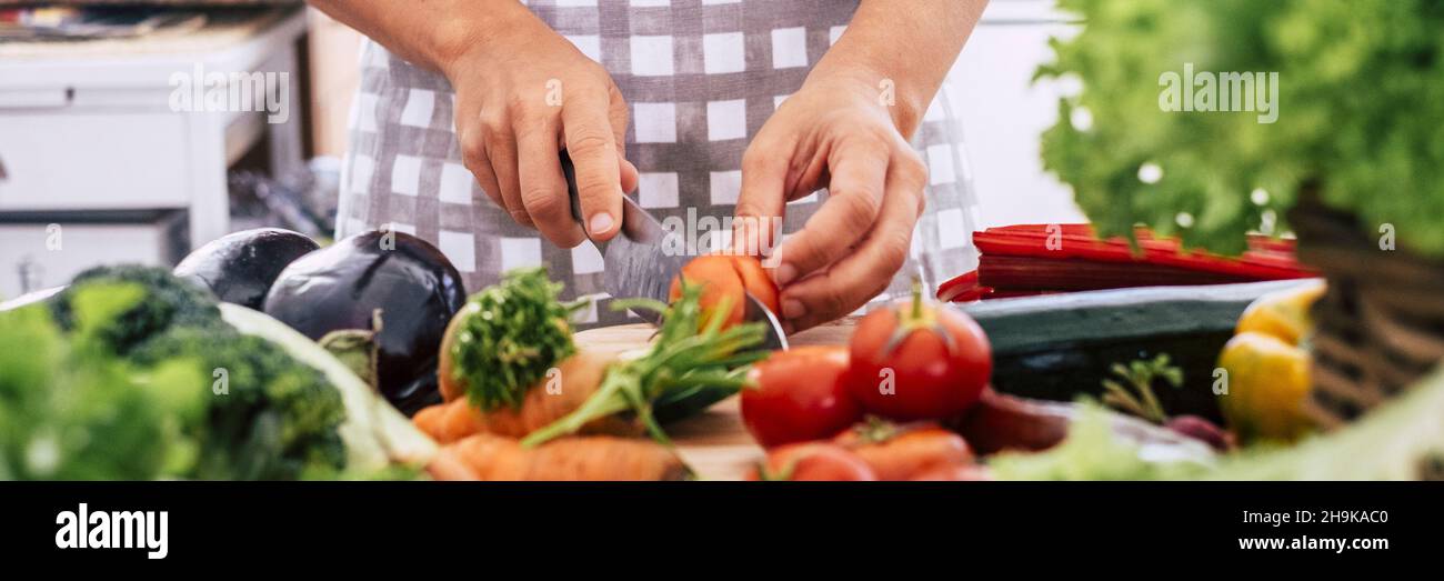 Immagine intestazione banner con donna che taglia verdure sul tavolo. Concetto di preparazione del cibo a casa o al ristorante. Foto Stock
