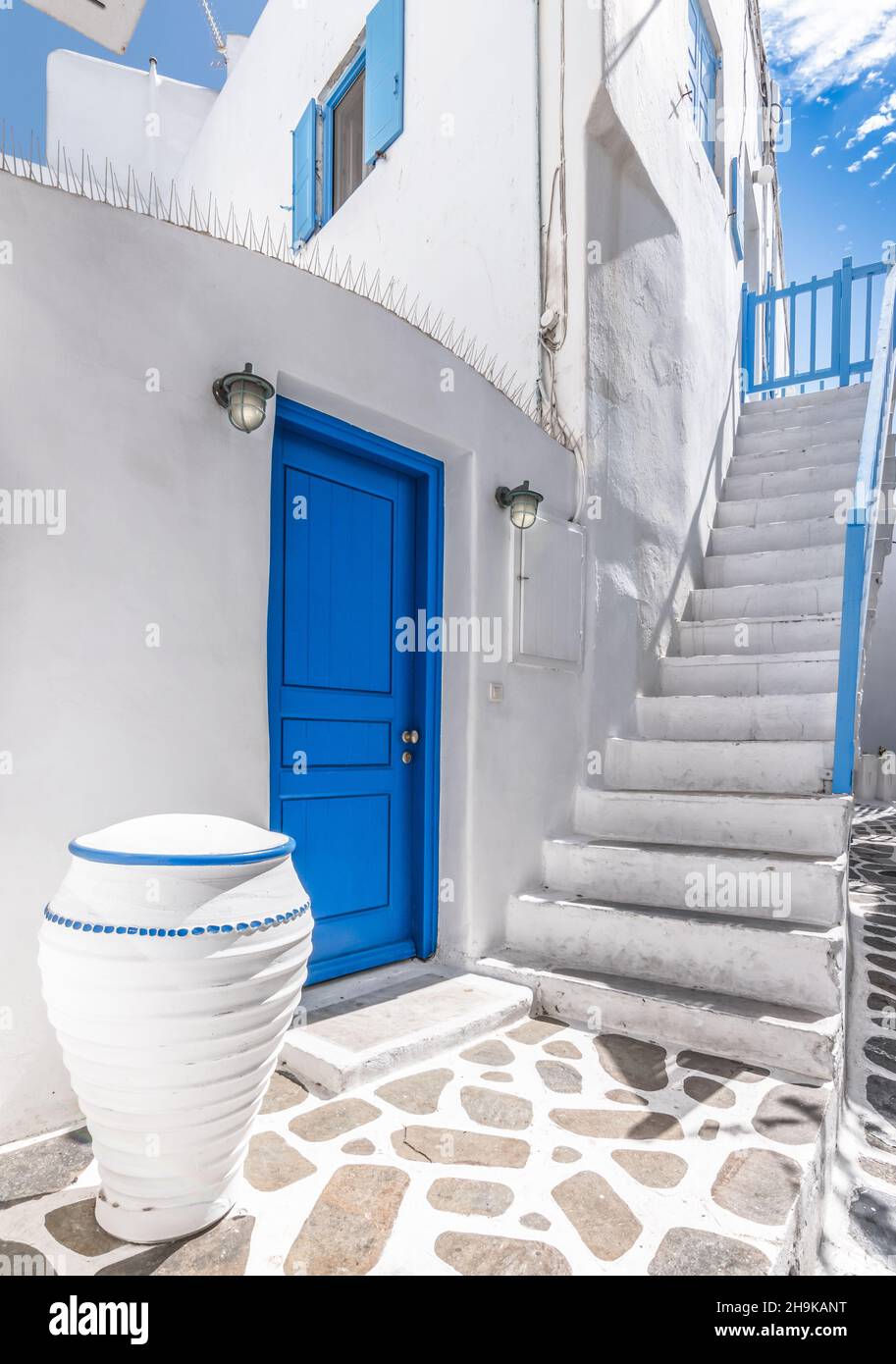 Porta blu greca e scale. Foto Stock