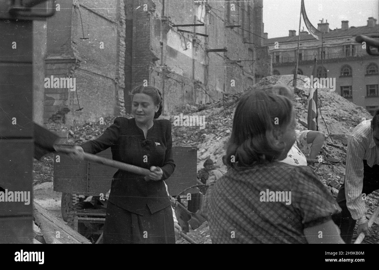 Warszawa, 1948-08-12. Miêdzynarodowa Konferencja M³odzie¿y Pracuj¹cej obradowa³a w stolicy w dniach 8-16 sierpnia, uczestniczy³o w niej 600 delegatów z ponad 50 krajów reprezentuj¹cych Œwiatow¹ Federacjê M³odzie¿y Demokratycznej. NZ. Delegaci bior¹ udzia³ w odgruzowywaniu terenu pod budowê Centralnego Domu M³odzie¿y (CDM). Oœrodek wed³ug projektu Zbigniewa Wac³awka ma powstaæ przy al. Wyzwolenia, miêdzy pl. Na Rozdro¿u i pl. Zbawiciela. mw PAP Varsavia, 12 agosto 1948. Alla Conferenza Internazionale della Gioventù lavorante, tenutasi il 8-16 agosto, hanno partecipato 600 delegati provenienti da oltre 50 paesi Foto Stock