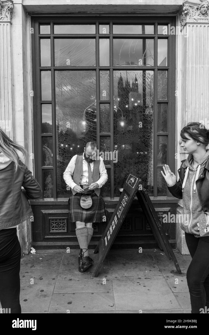 Londra, settembre 2021. Uomo in kilt, tradizionale abito scozzese Highland. Foto Stock