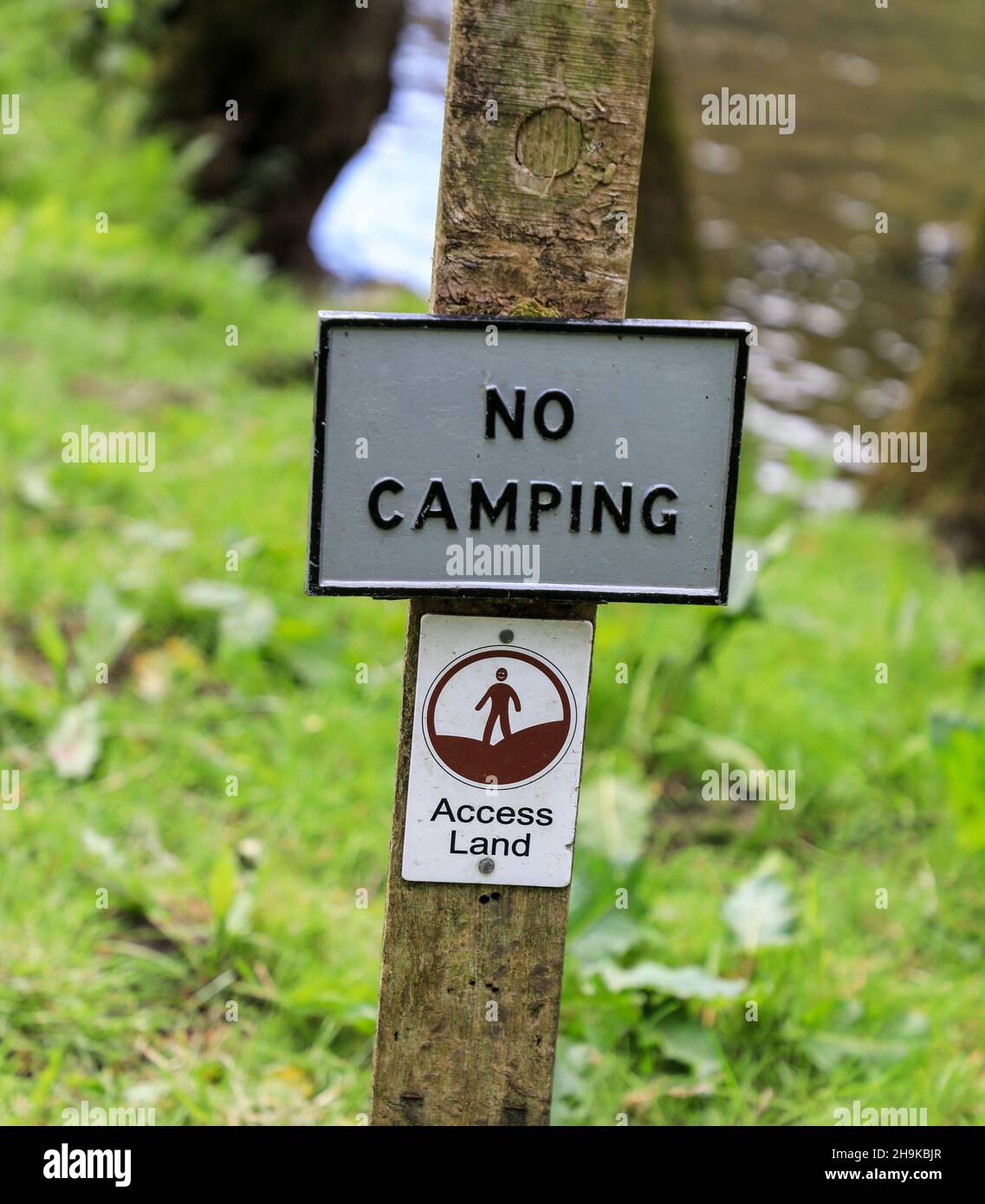 Un cartello con la scritta "No Camping" e "Access Land", Wolfscote Dale sullo Staffordshire, Derbyshire Border, Peak District National Park, Inghilterra, Regno Unito Foto Stock