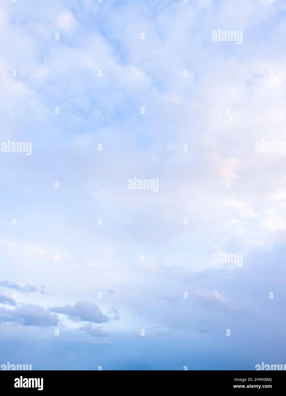 Cielo blu e nuvole con tempesta all'orizzonte Foto Stock