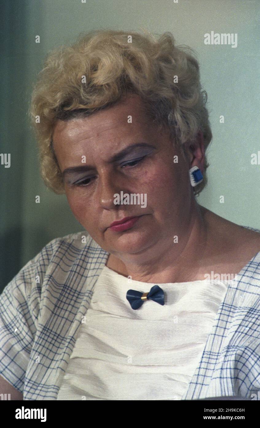Warszawa 24.07.1986. Cz³onek Biura Politycznego KC PZPR Zofia Stêpieñ na II Plenum Komitetu Centralnego Polskiej Zjednoczonej Partii Robotniczej (KC PZPR). msa PAP/Grzegorz Rogiñski Varsavia, 24 luglio 1986. Membro dell'Ufficio politico del Comitato Centrale del Partito operaio Unito polacco Zofia Stepien alla seconda sessione plenaria del Comitato Centrale del Partito operaio Unito polacco msa PAP/Grzegorz Roginski Foto Stock