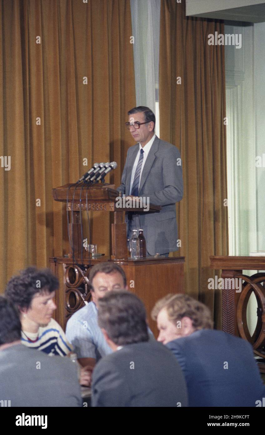 Warszawa 24.07.1986. II Plenum Komitetu Centralnego Polskiej Zjednoczonej Partii Robotniczej (KC PZPR). NZ. Przemawia cz³onek Biura Politycznego KC PZPR Marian WoŸniak. msa PAP/Grzegorz Rogiñski Varsavia, 24 luglio 1986. Seconda sessione plenaria del Comitato centrale del Partito dei lavoratori Uniti polacco. Nella foto: membro dell'Ufficio politico del Comitato Centrale del Partito dei lavoratori Unite Polacco, in lingua mariana Wozniak, msa PAP/Grzegorz Roginski Foto Stock