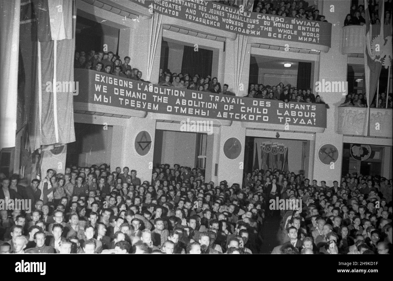 Warszawa, 1948-08-16. Miêdzynarodowa Konferencja M³odzie¿y Pracuj¹cej (8-14 sierpnia). Uroczystoœæ zakoñczenia obrad Œwiatowej Federacji M³odzie¿y Demokratycznej (Federazione Mondiale della Gioventù Democratica), teatr Roma. ka PAP Varsavia, 16 agosto 1948. Conferenza internazionale della gioventù di lavoro, 8-14 agosto. Una cerimonia che conclude i dibattiti della Federazione Mondiale della Gioventù Democratica, Teatro Roma. ka PAP Foto Stock