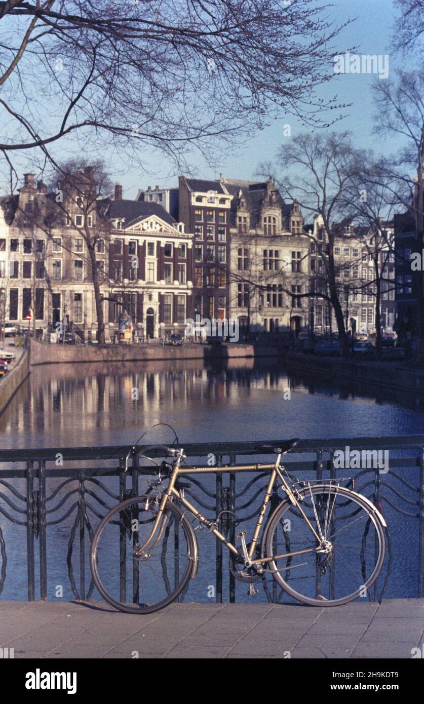 Holandia, Amsterdam 07.1986. Wenecja Pó³nocy. msa PAP/Grzegorz Rogiñski Dok³adny dzieñ wydarzenia nieustalony. Paesi Bassi, Amsterdam, luglio 1986. La Venezia del Nord. msa PAP/Grzegorz Roginski evento giorno sconosciuto Foto Stock