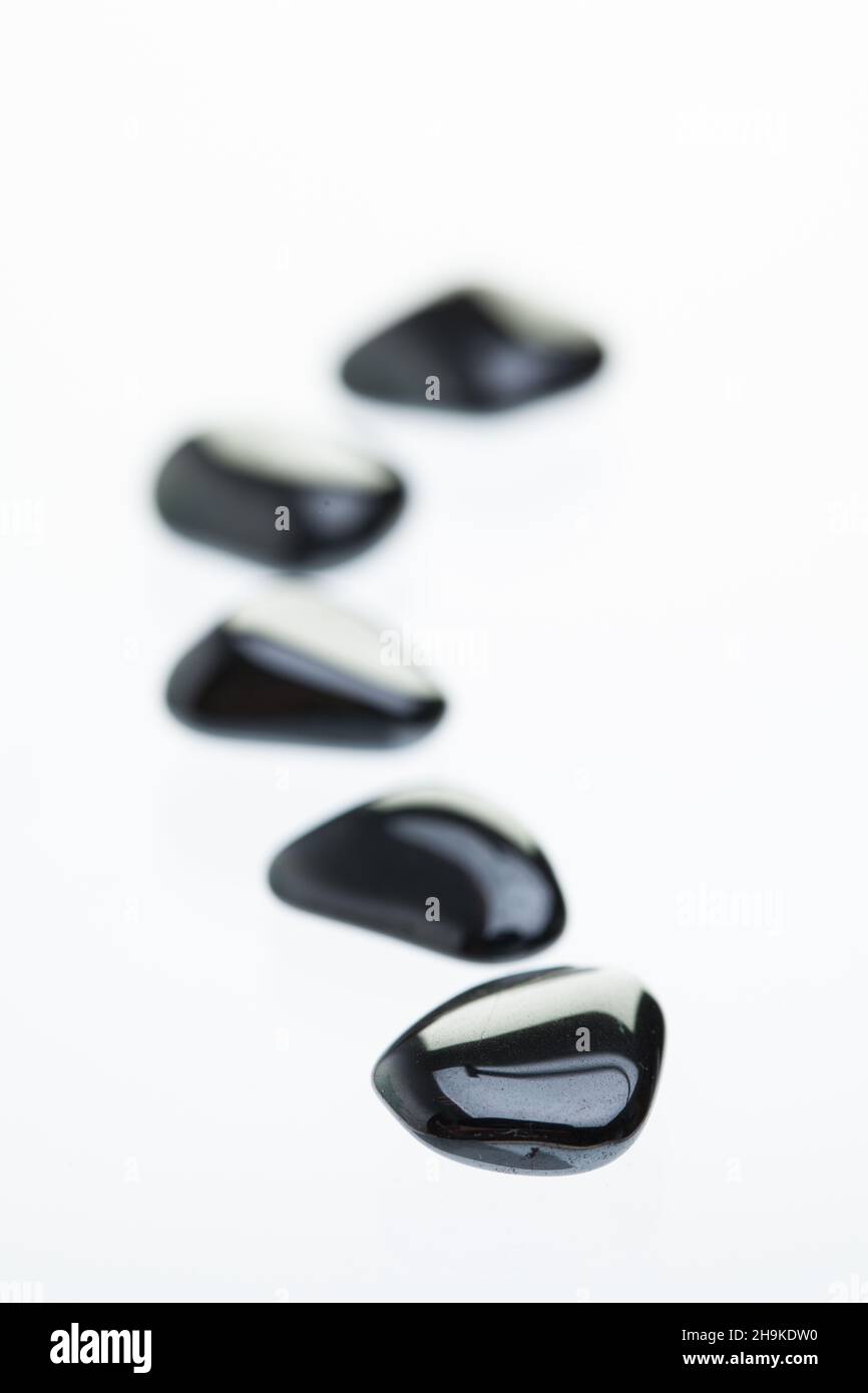 nero, pietre, riga, riga, bianco, sfondo, lucido, lucido, isolato, opzionale, Zen, meditazione, ematite, fronte, retro, naturalmente, sfocato, sfocato, sanguinoso Foto Stock