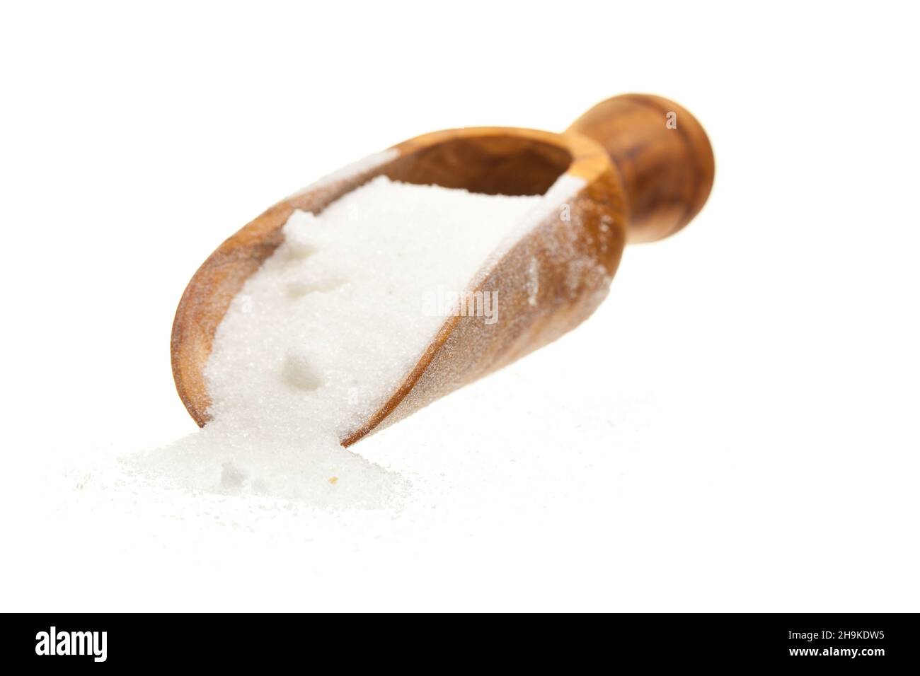 zucchero, zucchero granulato, bushel, secchio, mazzo, bianco, fondo, dolce, puro, paletta di legno, da solo, isolato, facoltativo, macinato, ingrediente, madre cruda Foto Stock