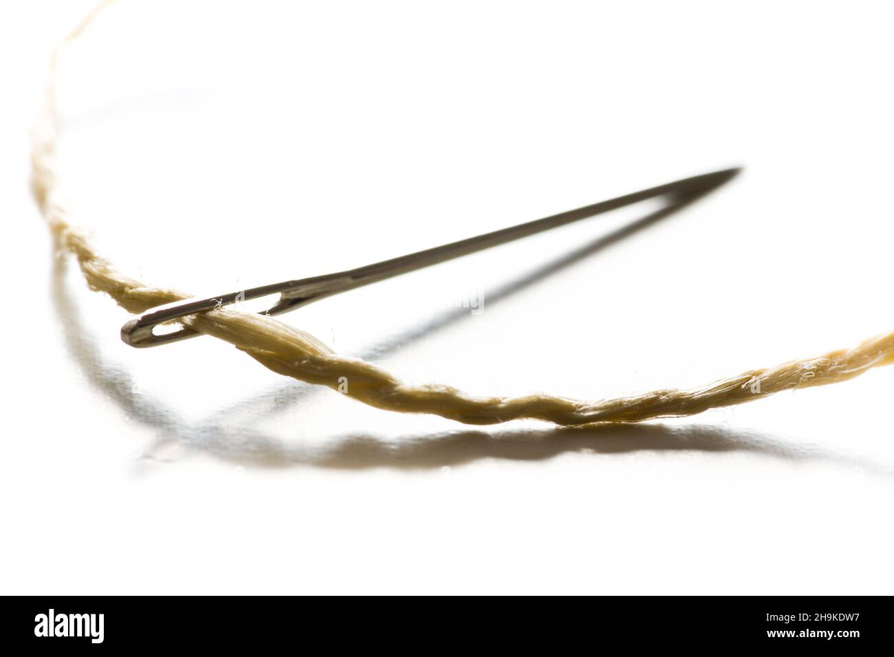 ago, filo, linea, sdraiato, curva, piccolo, isolato, idea, casa, accessori, oggetto, filettatura utensile, un beige, diagonalmente, fuori fuoco, tradizione Foto Stock
