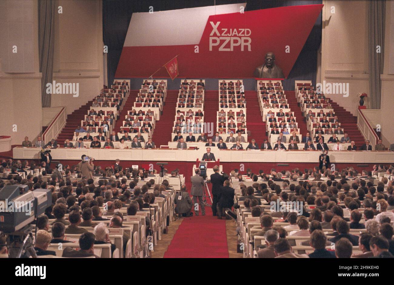 Warszawa 29.06.1986. X Zjazd Polskiej Zjednoczonej Partii Robotniczej (PZPR) w sali Kongressowej Pa³acu Kultury i Nauki (29.06.-3.07.1986). NZ. Przemawia przewodnicz¹cy Rady Pañstwa PRL i sekretarz Komitetu Centralnego PZPR genera³ Wojciech Jaruzelski. msa PAP/Jan Morek Varsavia, 29 giugno 1986. 10° Congresso del Partito operaio Unito polacco presso la Sala Congressi del Palazzo della Cultura e della Scienza (dal 29 giugno al 3 luglio 1986). Nella foto: Presidente del Consiglio di Stato della Repubblica popolare di Polonia e 1° Segretario del Comitato Centrale della Pa polacca dei lavoratori Uniti Foto Stock