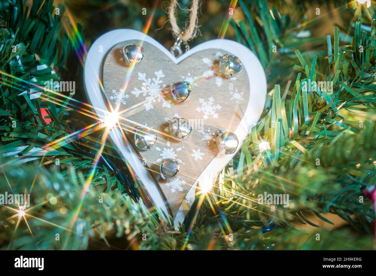Belle decorazioni natalizie circondate da luci Foto Stock