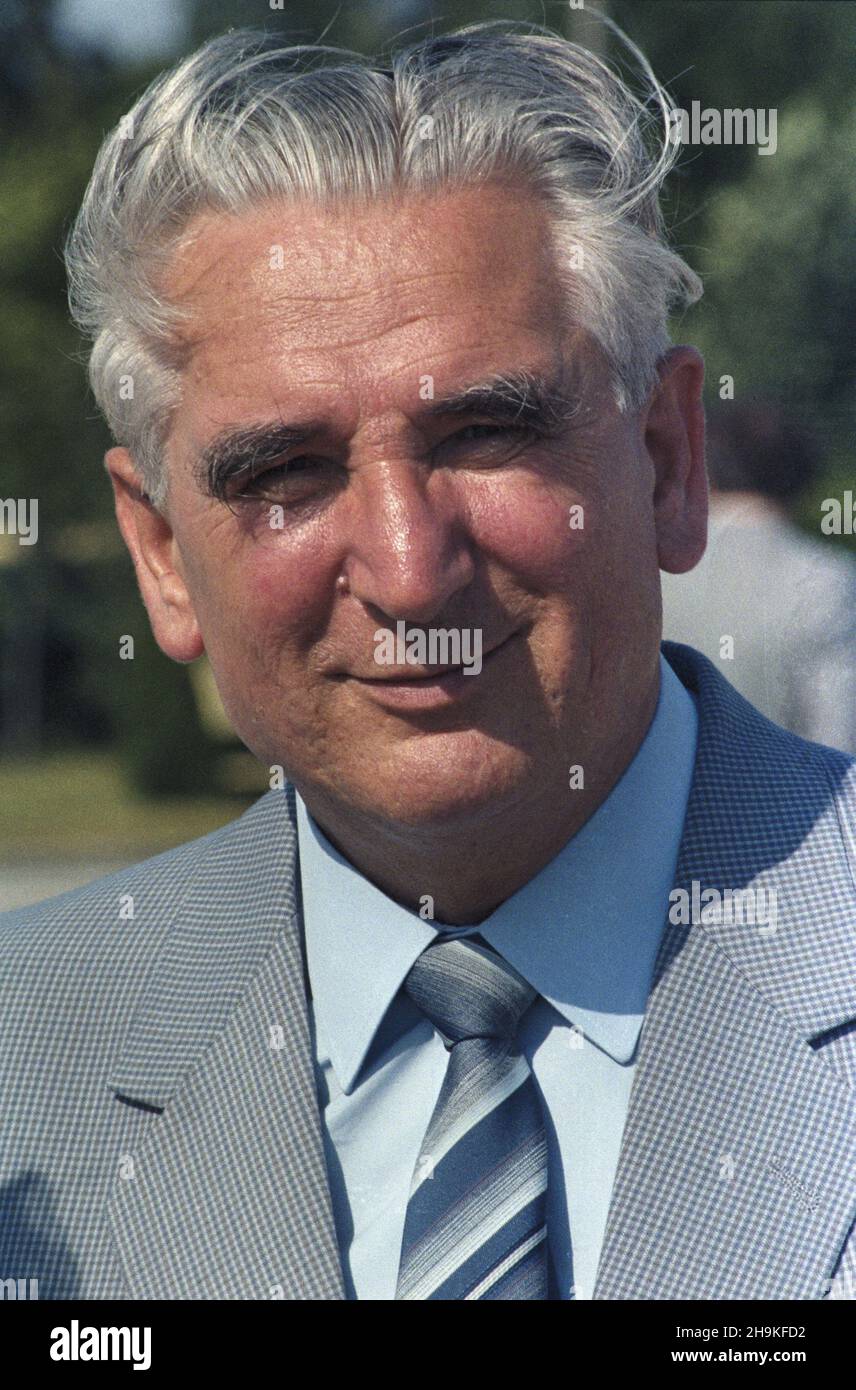 Warszawa 28.06.1986. Powitanie na lotnisku Okêcie delegacji zagranicznych przybywaj¹cych na X Zjazd Polskiej Zjednozonej Partii Robotniczej (PZPR). NZ. cz³onek Biura Politycznego i sekretarz Komitetu Centralnego PZPR Józef Czyrek. msa PAP/Jan Morek Varsavia, 28 giugno 1986. L'aeroporto di Okecie. Una cerimonia di benvenuto per le delegazioni straniere al decimo Congresso del Partito operaio Unito polacco. Nella foto: membro dell'Ufficio politico e 1° Segretario del Comitato Centrale del Partito dei lavoratori Uniti polacco Jozef Czyrek. msa PAP/Jan Morek Foto Stock