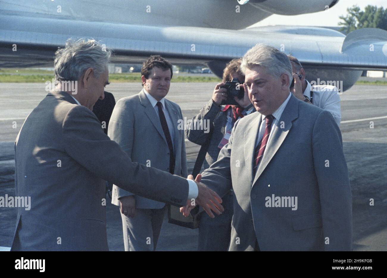 Warszawa 28.06.1986. Powitanie na lotnisku Okêcie delegacji bu³garskiej przyby³ej na X Zjazd Polskiej Zjednoczonej Partii Robotniczej (PZPR). cz³onek Biura Politycznego Komitetu Centralnego PZPR Tadeusz Porêbski (P) Wita przyby³ych goœci. msa PAP/Jan Morek Varsavia, 28 giugno 1986. Una cerimonia di benvenuto per una delegazione bulgara all'aeroporto di Okecie. La delegazione è arrivata a partecipare al decimo Congresso del Partito operaio Unito polacco. Nella foto: membro dell'Ufficio politico del Comitato Centrale del Partito operaio Polacco Tadeusz Porebski (R) che accoglie gli ospiti Foto Stock