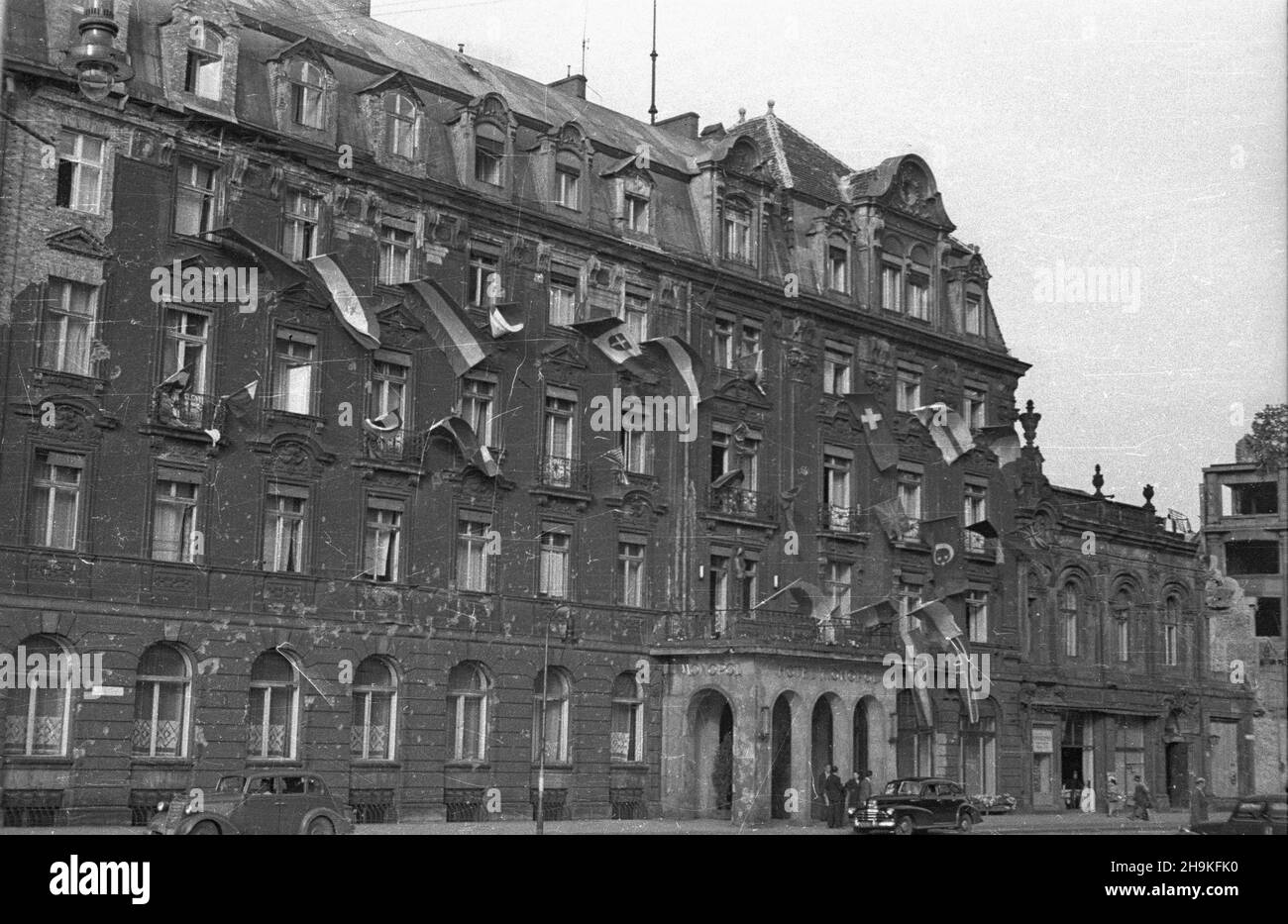 Wroc³aw 1948-08-25. Œwiatowy Kongres Intelektualistów w Obronie Pokoju (25-28 VIII). Ozdobiony flagami gmach Politechniki, w którym odbywa³y siê obrady. ka PAP Wroclaw 25 agosto 1948. Il Congresso Mondiale degli intellettuali nella Difesa della Pace (agosto 25-28). Nella foto: Edificio decorato con bandiere della Wroclaw University of Technology che ha ospitato i dibattiti. ka PAP Foto Stock