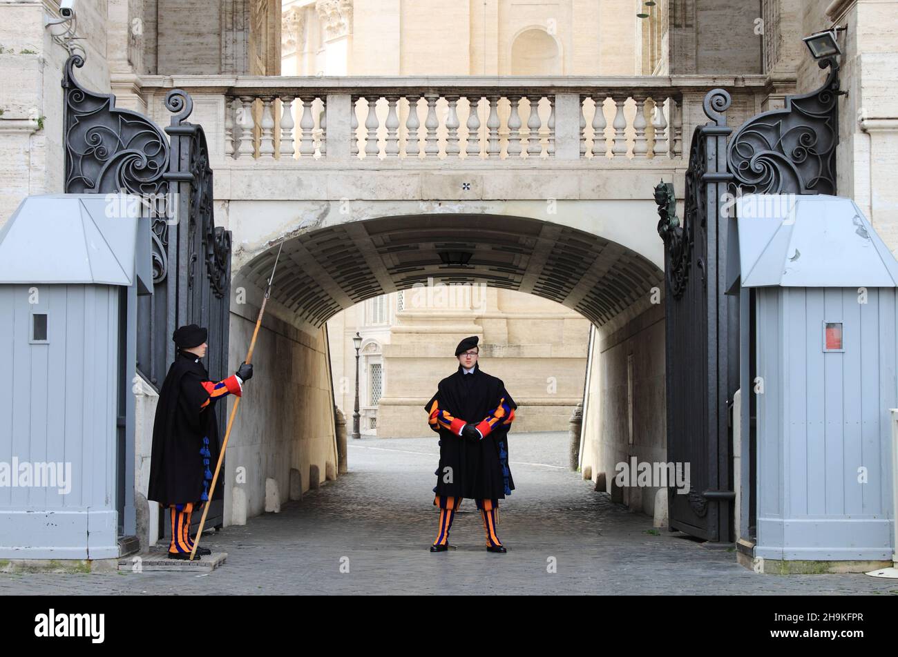 Città del Vaticano - 10 febbraio 20219: Una Guardia Svizzera Pontificia si erge all'ingresso dello Stato della Città del Vaticano. Le Guardie Svizzere nella loro uniforme tradizionale Foto Stock