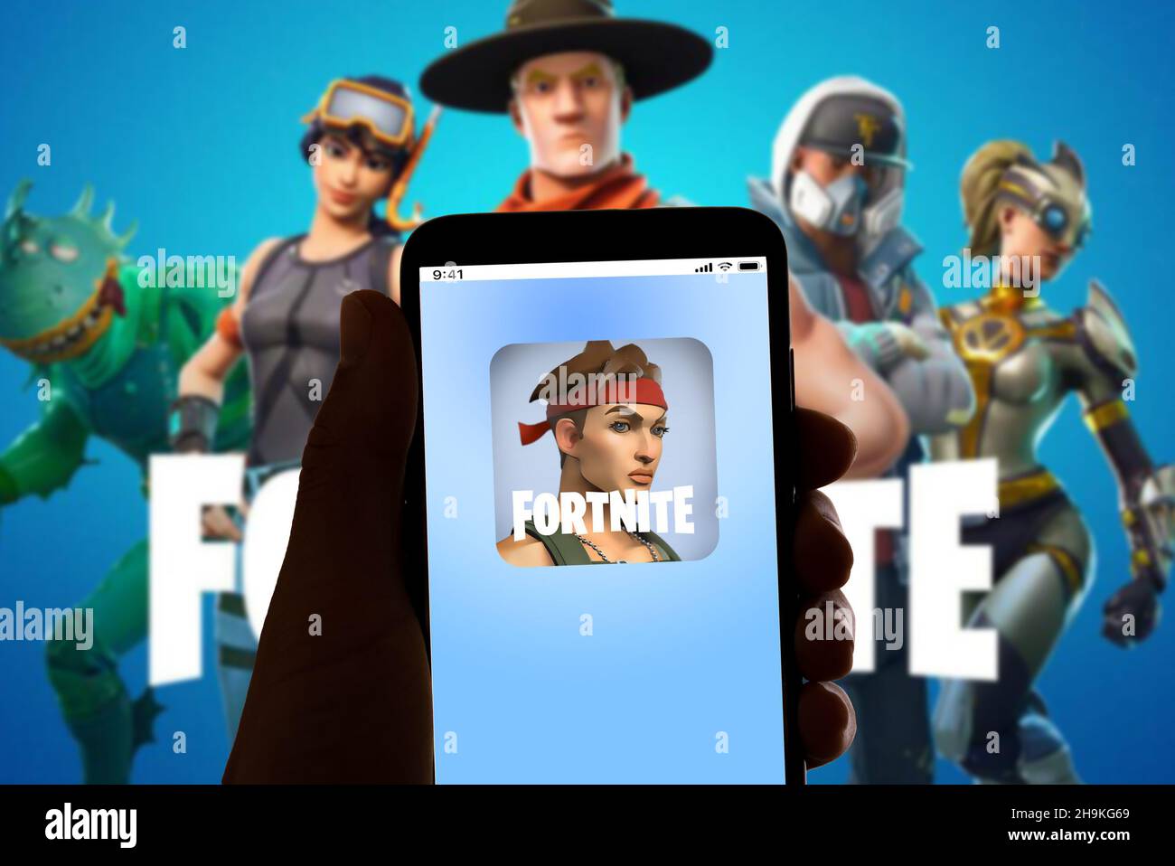 In questa illustrazione della foto il logo del gioco on-line Fortnite è visto sullo schermo del telefono cellulare e di un computer portatile a Barcellona, in Spagna, il prossimo dicembre Foto Stock