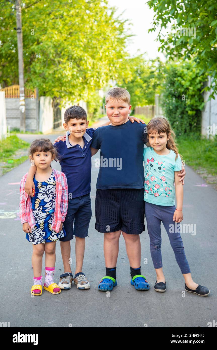 Bambini, molti amici, giochi fuoco selettivo estate Foto Stock