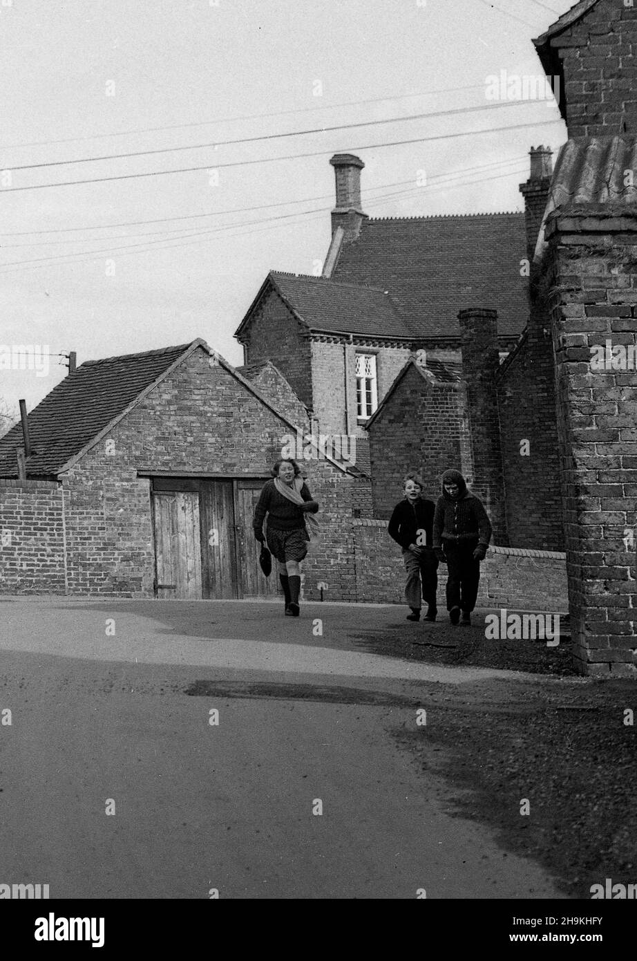 Bambini che camminano a casa dalla scuola Coalport Road, Madeley nel 1967. Regno Unito 1960s Foto Stock
