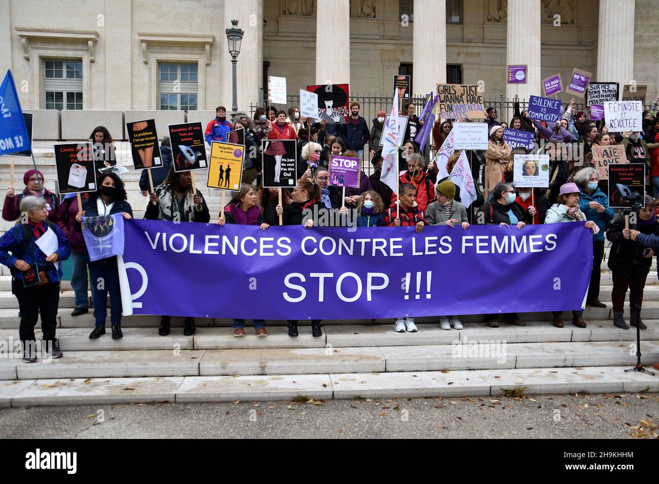 Marsiglia, Francia. 27 novembre 2021. I manifestanti tengono cartelloni e una bandiera durante la manifestazione.i manifestanti sono scesi per le strade della Francia protestando contro la violenza contro le donne. (Credit Image: © Gerard Bottino/SOPA Images via ZUMA Press Wire) Foto Stock