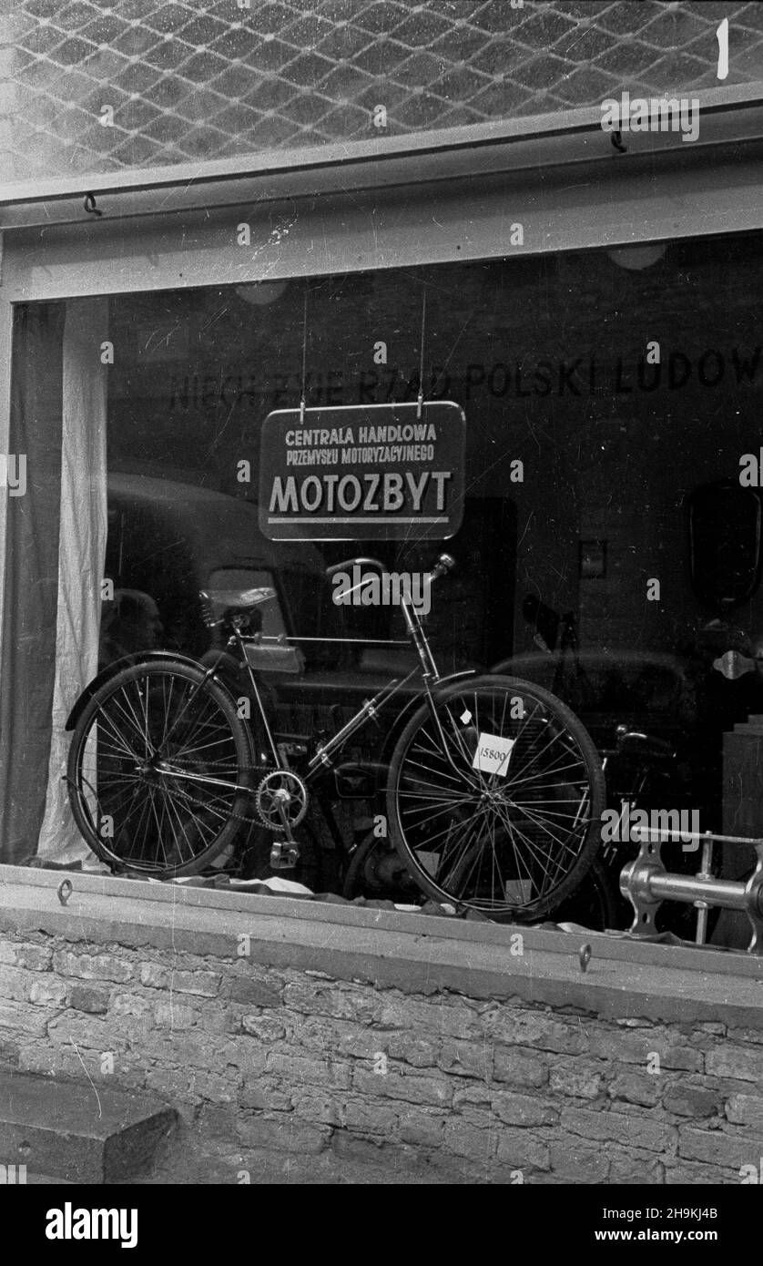 Warszawa, 1948-08-26. Otwarcie pierwszego w stolicy sklepu Centrali Handlowej Przemys³u Motoryzacyjnego Motozbyt przy ulicy Mazowieckiej 13. ka PAP Varsavia, 26 agosto 1948. L'apertura del primo a Varsavia outlet di Motozbyt, l'impresa industria motorizzazione su 13 Mazowiecka Street. ka PAP Foto Stock