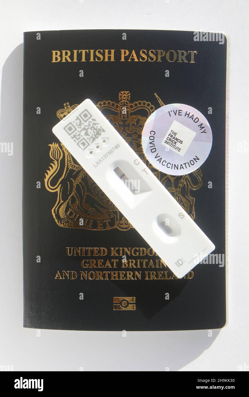 Passaporto britannico nero di nuovo stile, dopo la Brexit con il test di flusso laterale di Covid per i viaggi, Regno Unito Foto Stock