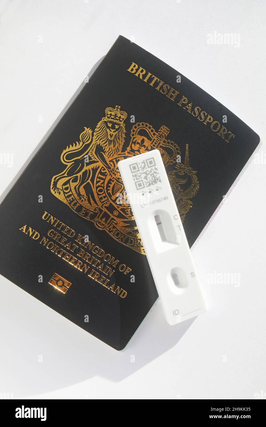 Passaporto britannico nero di nuovo stile, dopo la Brexit con il test di flusso laterale di Covid per i viaggi, Regno Unito Foto Stock