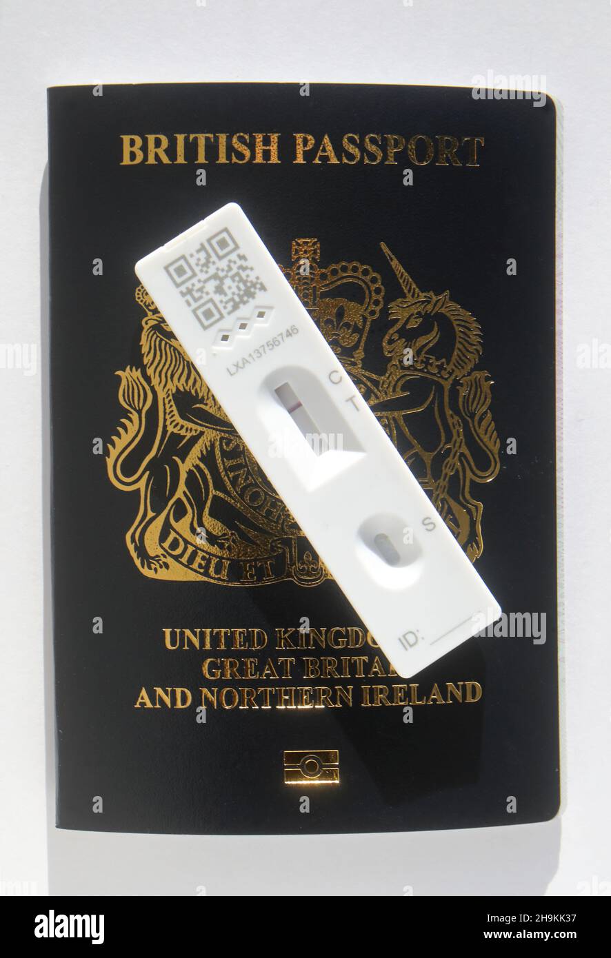 Passaporto britannico nero di nuovo stile, dopo la Brexit con il test di flusso laterale di Covid per i viaggi, Regno Unito Foto Stock