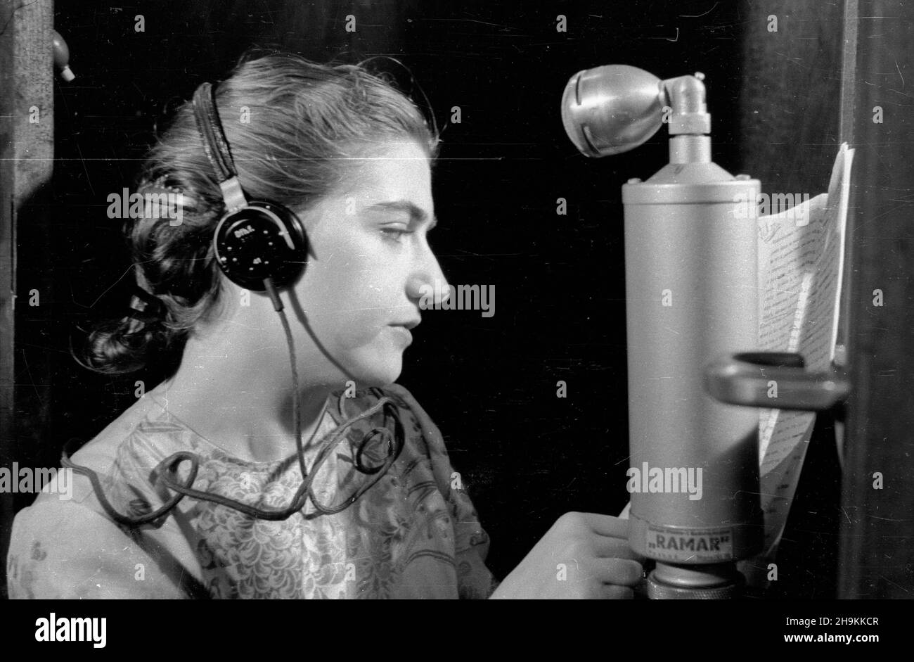 Wroc³aw, 1948-08-27. Œwiatowy Kongres Intelektualistów w Obronie Pokoju (25-28 VIII) w auli Politechniki Wroc³awskiej. NZ. t³umaczka jêzyka francuskiego. ka PAP Wroclaw, 27 agosto 1948. Congresso Mondiale degli intellettuali in Difesa della Pace (agosto 25-28) alla Wroclaw Technical University. Nella foto: Un traduttore in lingua francese. ka PAP Foto Stock