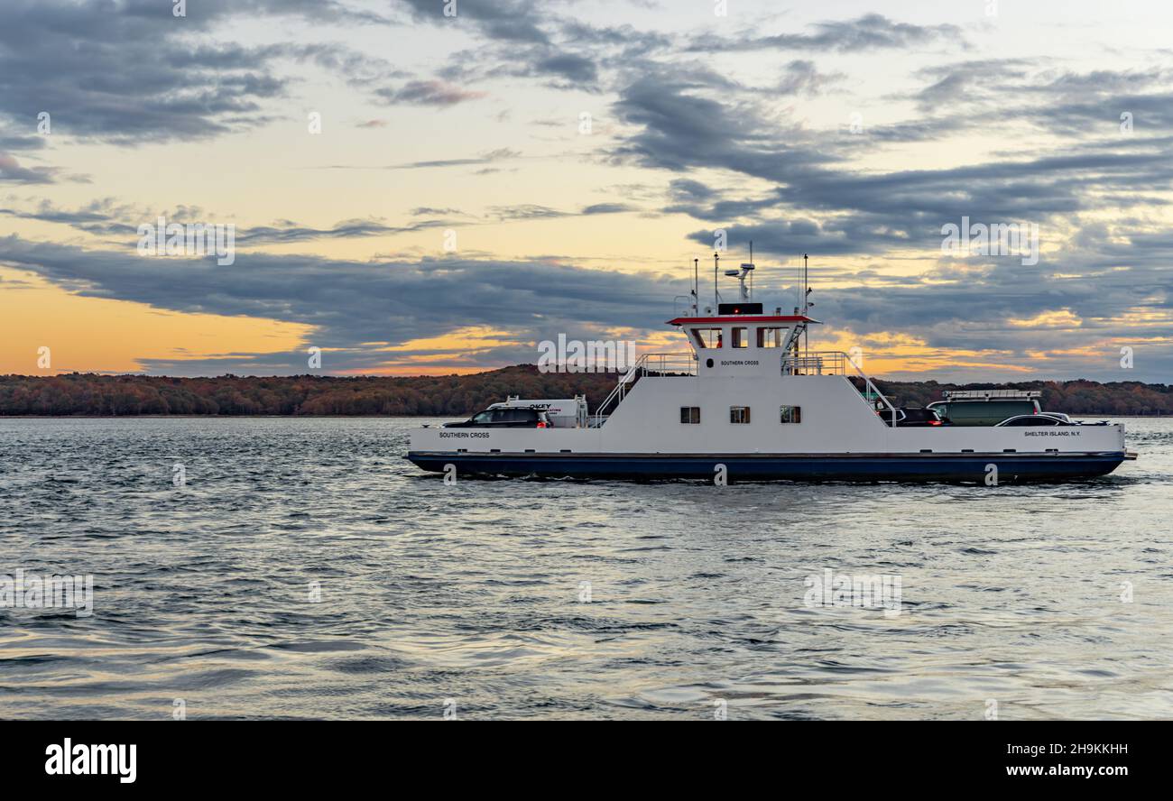 Shelter Island traghetto, Southern Cross in tardo giorno sole, Shelter Island, NY Foto Stock