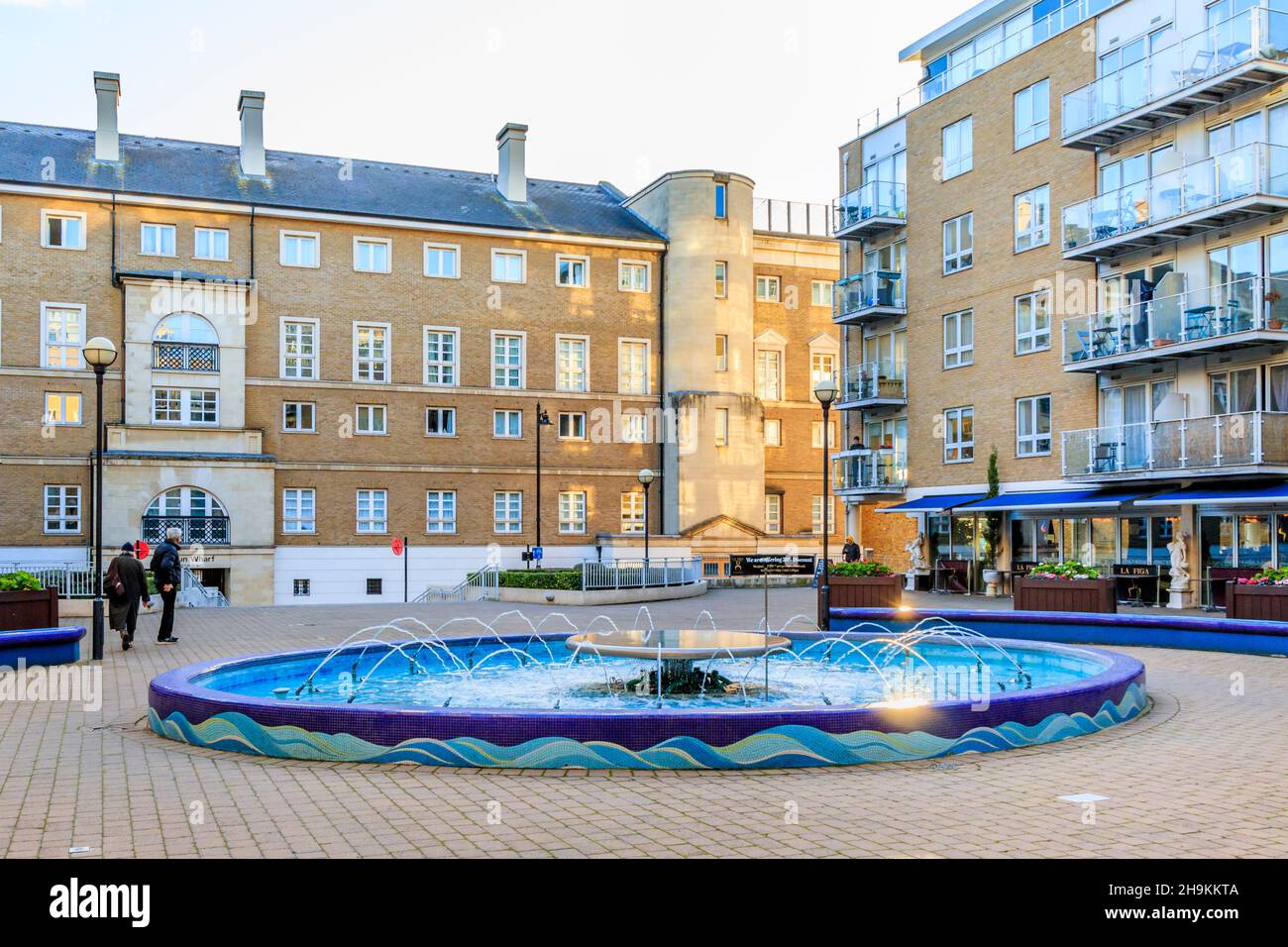 Water Feature nella piazza centrale del Mosaic, un complesso di appartamenti su Narrow Street a Limehouse, Londra, Regno Unito Foto Stock