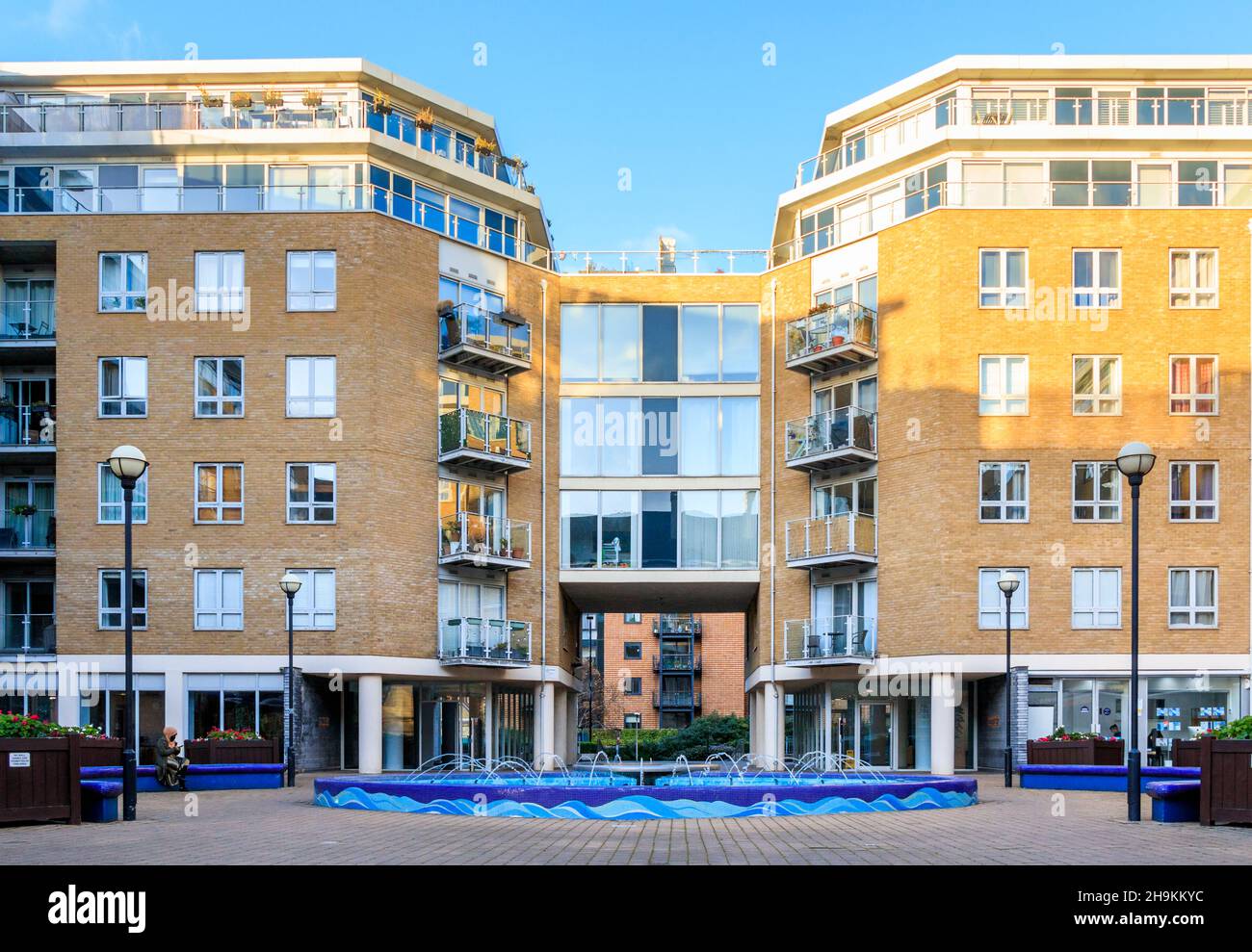 Water Feature nella piazza centrale del Mosaic, un complesso di appartamenti su Narrow Street a Limehouse, Londra, Regno Unito Foto Stock