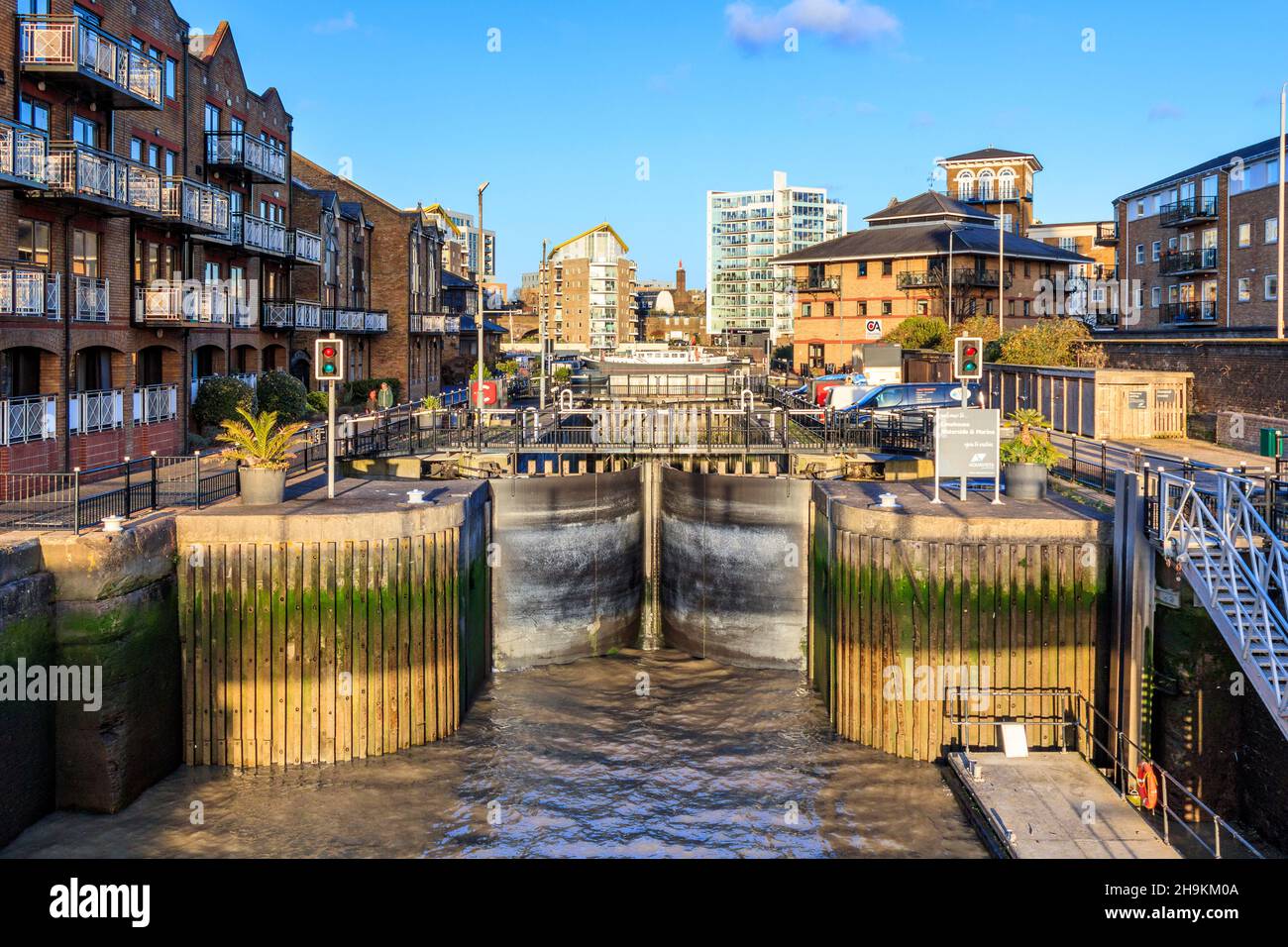 Chiudere i cancelli all'ingresso del fiume a Limehouse Marina, Londra, Regno Unito Foto Stock