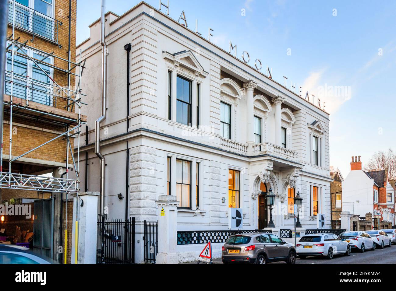 Esterno della Mezza Luna Theatre (precedentemente il Limehouse Board di opere edificio), White Horse Road, Londra, Regno Unito. Foto Stock