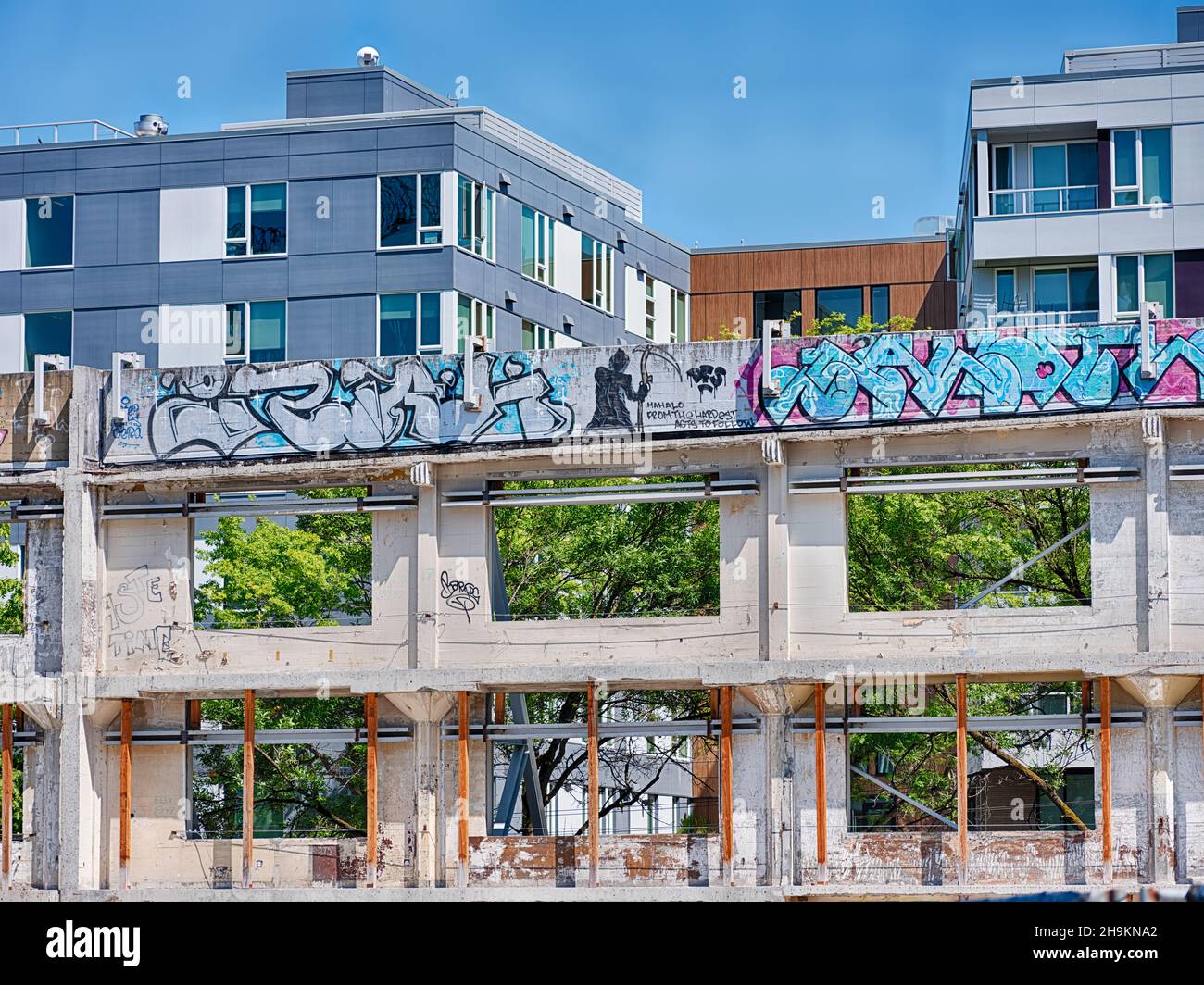 SEATTLE, USA - 4 AGOSTO 2019: Nuovi appartamenti a South Lake Union sorgono dietro le mura parzialmente demolite del vecchio edificio del giornale Seattle Times Foto Stock