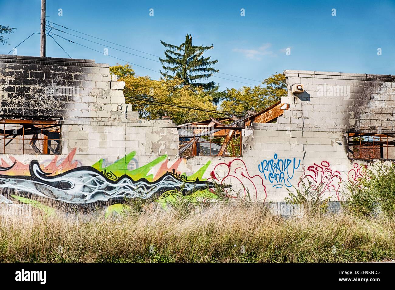 DETROIT, USA - 20 OTTOBRE 2019: Un muro di un vecchio magazzino nell'area di Highland Park di Detroit è stato demolito e vandalizzato con graffiti. Foto Stock