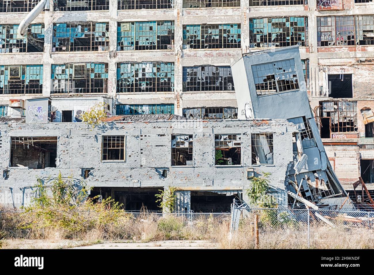 DETROIT, USA - 20 OTTOBRE 2019: Il muro della vecchia fabbrica Fisher Body Works di Detroit è stato dipinto di un colore grigio per nascondere i graffiti. Foto Stock