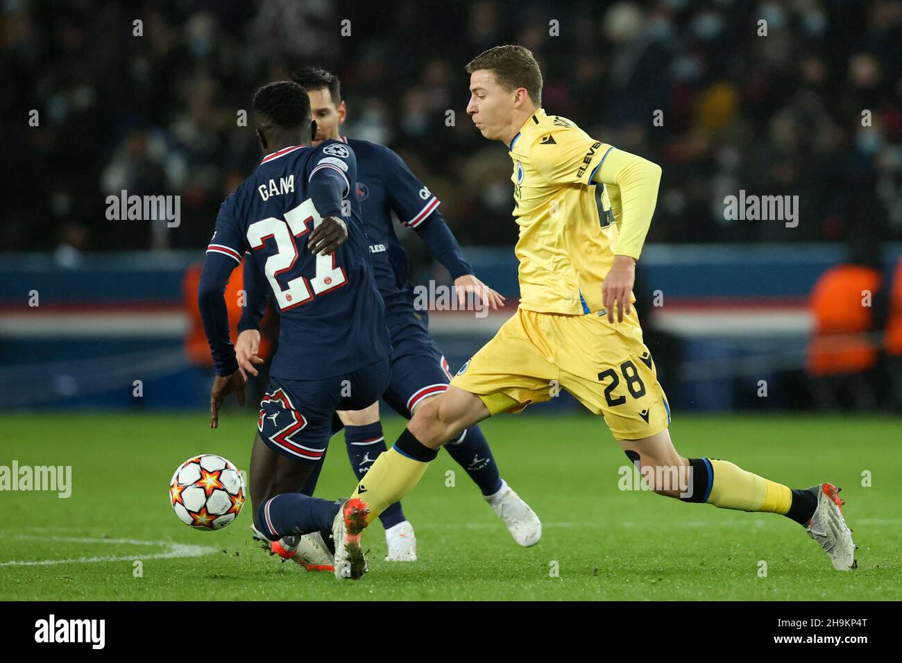 PARIJS, FRANCIA - 7 DICEMBRE: Ignace van der Brempt del Club Brugge, Idrissa Gueye di Parigi Saint-Germain durante il Gruppo A - UEFA Champions League match tra Parigi Saint-Germain e Club Brugge al Parc des Princes il 7 dicembre 2021 a Parijs, Francia (Foto di Herman Dingler/Orange Pictures) Foto Stock